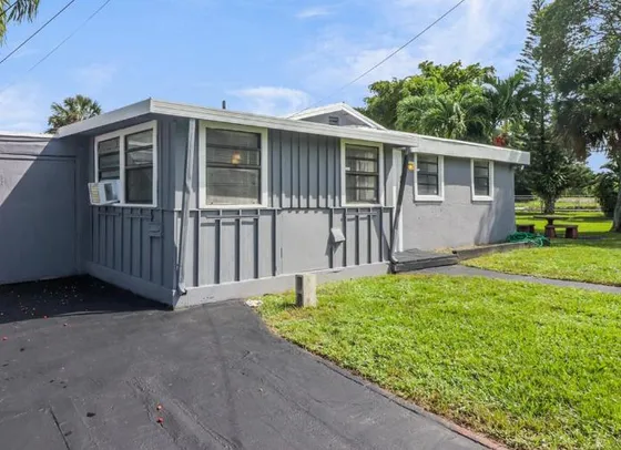 Casa En Venta - 5 Dormitorios 2 Baños - Cocheras - 1356mts2 - Dania Beach, Miami, Florida
