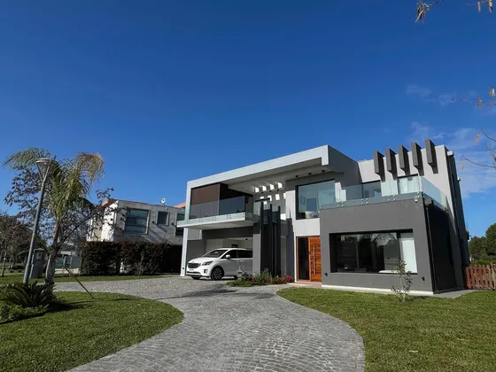 Casa En Venta - 4 Dormitorios 4 Baños - 900mts2 - Terralagos, Canning