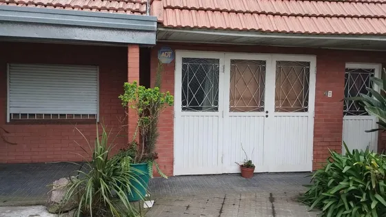 Casa En Venta - 2 Dormitorios 2 Baños - Cochera - 312mts2 - Villa Elvira