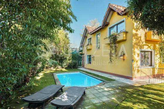Casa En Arriendo De 7 Dorm. En Las Condes