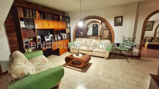 Naudy Escalona & Maribel Morillo Asesores Inmobiliarios De Rentahouse Venden Amplia Casa A Remodelar En Zona Este De Barquisimeto 