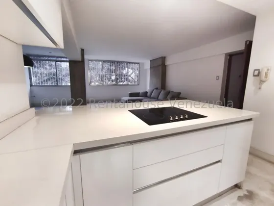 Moderno Apartamento Remodelado, Con Dos Puestos En Chuao 25-902