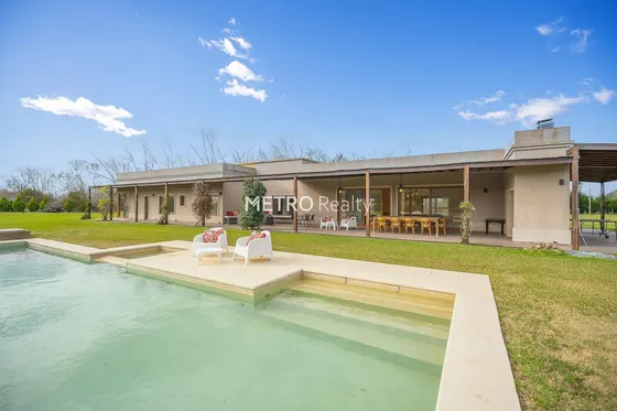 Casa En Venta 5 Dormitorios   Cancha De Tenis Y Sauna En Loma Escondida