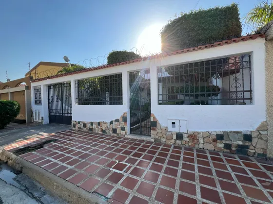 Excelente Ubicacion Comercial Casa Quinta En Lecheria Para Remodelar Y Montar Su Negocio 