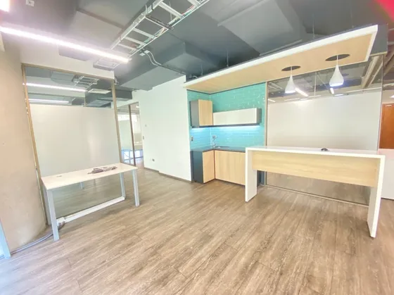 Oficina 3 Privados/sala Reuniones/bodega /metro Los Leones