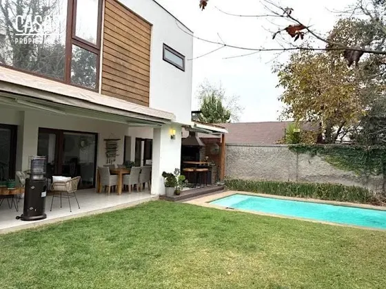 Casa En Venta De 4 Dorm. En Ñuñoa