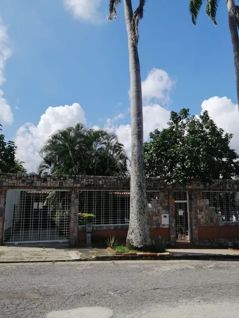 Casa-quinta De Una Sola Planta  En El Trigal Centro, Sin Amueblar  ( Calle Cerrada )