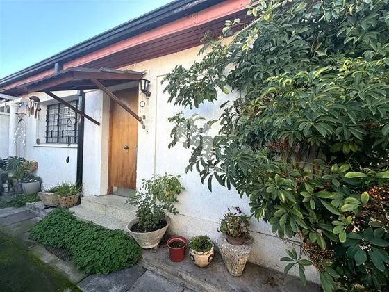 Casa En Venta De 2 Dorm. Pasaje Cerrado En Vitacura