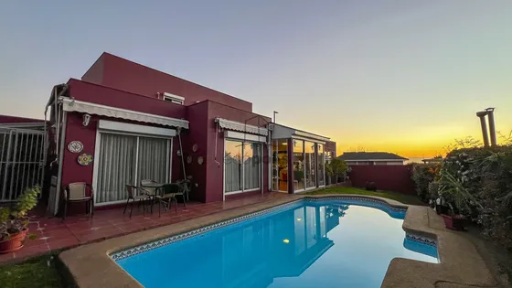 Moderna Casa Remodelada Semi-amoblada Con Piscina Y Terrazas