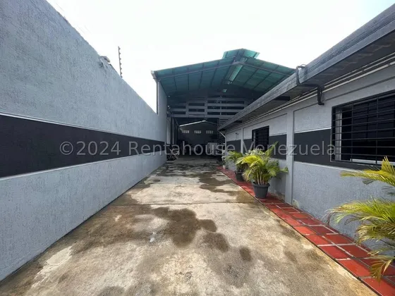 Dennymar Vende Al Oeste De La Ciudad Local Comercial Con Galpon, Ideal Para Desempe;ar Cualquier Actividad Económica, Por Su Excelente Distribución Y Adecuación Para El Área Comercial B5db56