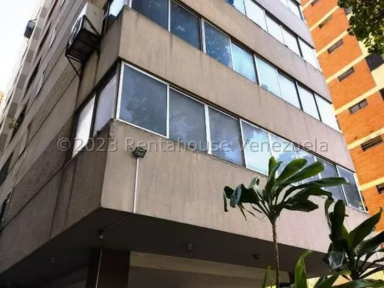 Y-22-23657 Practica Y Funcional Oficina/consultorio, Muy Bien Ubicada Para Adecuar A Su Gusto