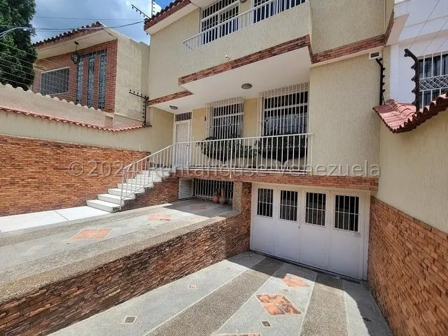 Amplia Casa Remodelada En  Venta  Urb Horizonte En Calle Cerrada Con Vigilancia  Nb 5-3553