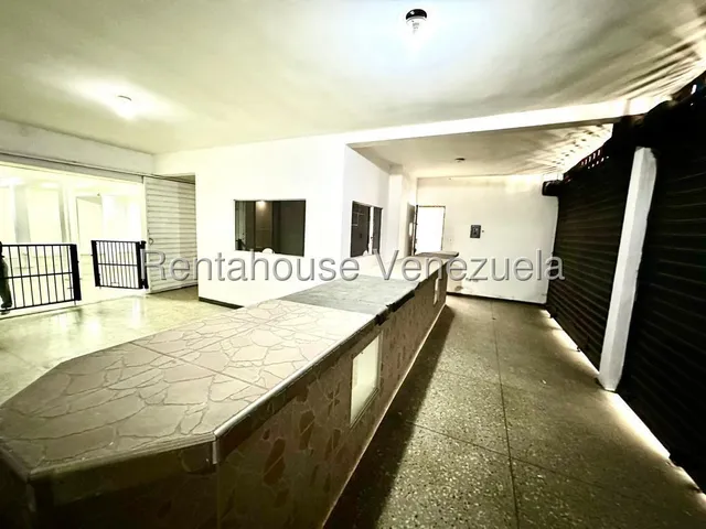 Yorli Pérez Alquila Local Comercial A Pie De Calle Con Excelente Ubicación En Centro, Barqusimeto Lara#