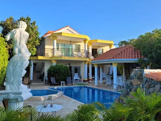 En Metro Country Club Villa En Venta De 915. 91 Mt2 Totalmente Amueblada.
