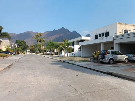 En Venta Parcela De Terreno En La Urbanizacion Las Morochas San Diego Lh