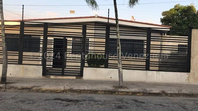 César Bullones Vende Amplia Y Cómoda Casa En Nueva Segovia, Lara    25-12407