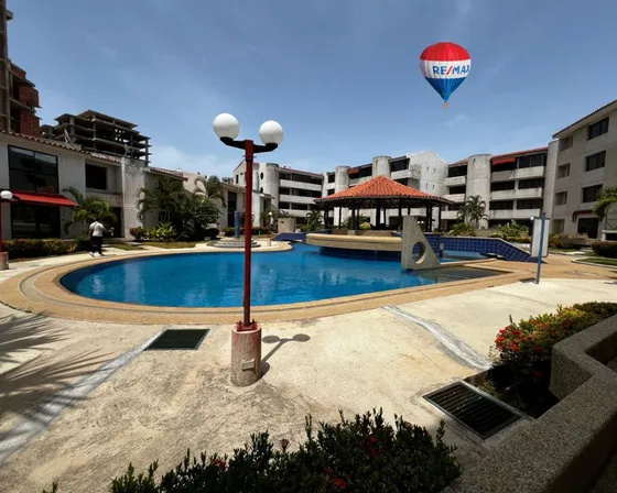 Re/ Max 2 Mil Vende Amplio Y Moderno Apartamento Familiar En Costa Azul,con Zona Residencial Y Con Piscina, Isla De Margarita