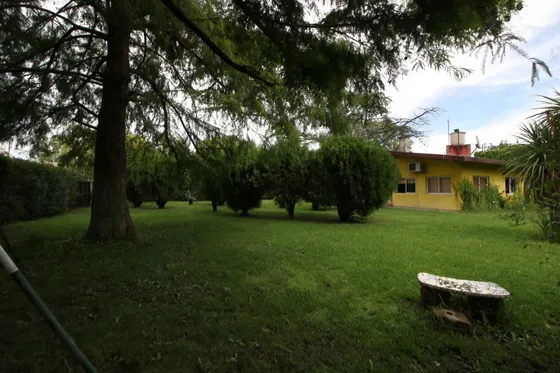 Venta Casa Sobre Tres Lotes Con Pileta