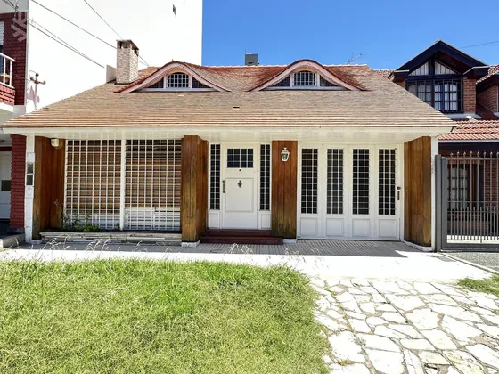 Venta Casa De 4 Ambientes Con Fondo Con Piscina En Villa Dominico