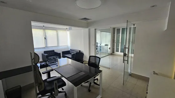 Local Amueblado En Alquiler Ubicado En Bella Vista, Santo Domingo, 2do Nivel De Plaza Comercial