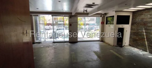 Los Palos Grandes !! En Alquiler Estupendo Local Comercial A Pie De Calle, 130 M2, 2 Baños, 6 Puestos Estacionamiento. Amplia Exposición A Vista Del Publico. Zona Alto Tránsito Y Excelente Ubicación !