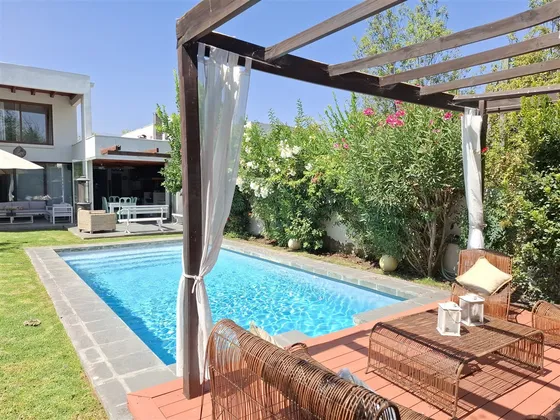 Casa En Arriendo De 4 Dorm. En Lo Barnechea