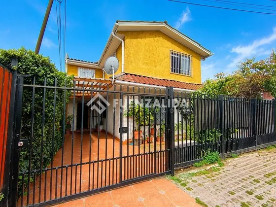Casa En Venta De 7 Dorm. En Maipú