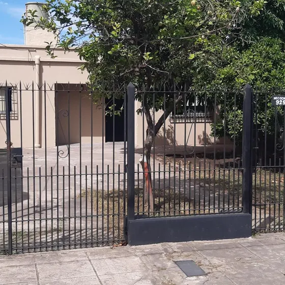 Casa En Venta - 2 Dormitorios 1 Baño - Cochera - 200mts2 - Lomas De Zamora