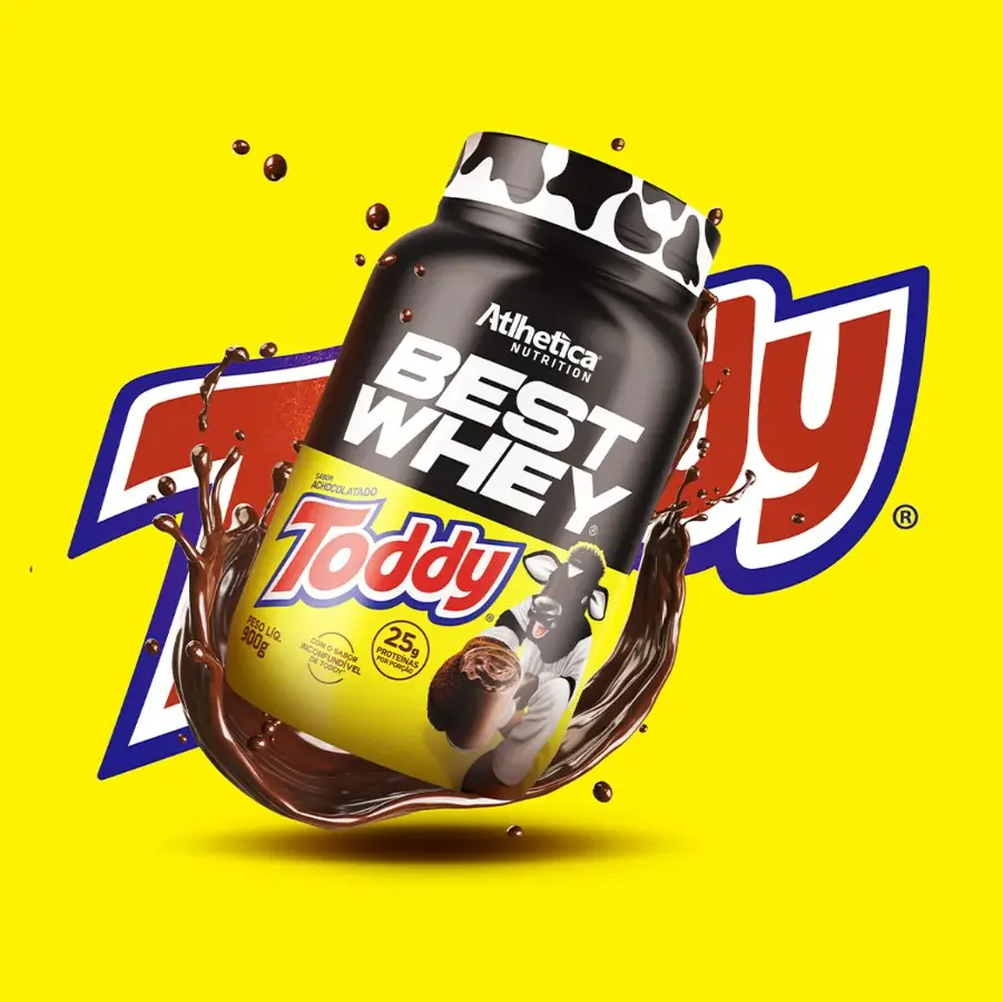 Pote de Whey Best Whey Toddy 900g flutuando em um splash de chocolate contra um fundo amarelo vibrante, com o logo Toddy em destaque.