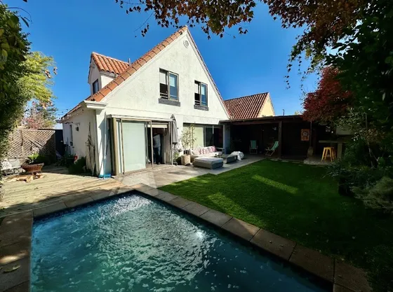 Espectacular Casa Remodelada En La Dehesa, Sector Huinganal