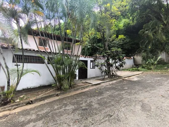 Se Vende Hermosa Casa Quinta De 2 Niveles Ubicada En La Urbanización Santa Inés