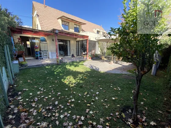 Casa En Venta De 4 Dorm. En Peñalolén