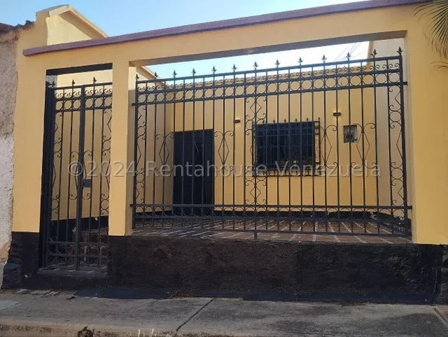 Casa Diseñada Para Brindarte Confort Y Seguridad. San Blas   25-3580