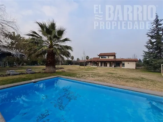 Casa En Venta De 5 Dorm. En Colina