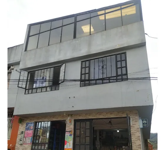 Casa  Esquinera De Tres Pisos Independientes Y Rentables.