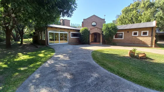 Venta Chacra 4 Dormitorios Roldán Con Cochera