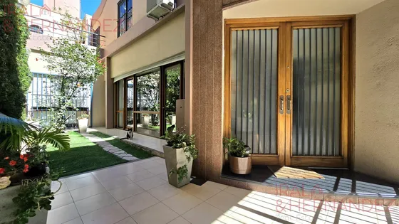 Casa En  Venta  Con Jardín, Quincho Y Terraza En Colegiales!!