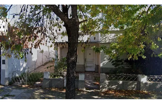 Dueño Vende En Isidro Casanova: Casa 6 Amb., Con Cochera Y Depósito, Sobre Terreno 10x31