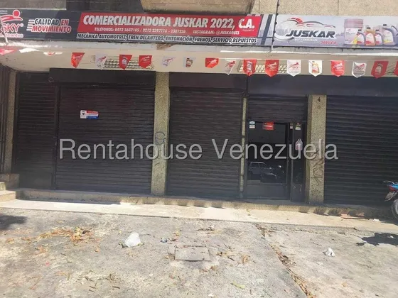 Los Dos Caminos !! En Alquiler Fabuloso Local Comercial Con Extraordinaria Ubicación, 240 M2, 3 Baños, 6 Puestos De Estacionamiento. Ideal Para Toda Clase De Negocios !!
