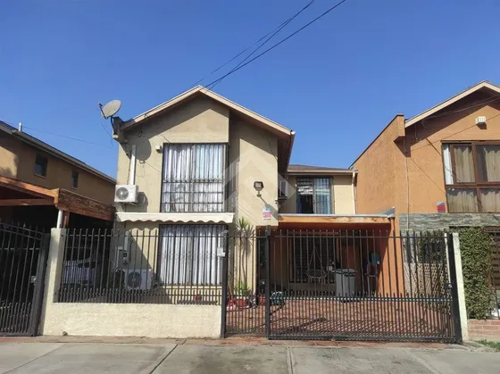 Casa En Venta De 4 Dorm. En Maipú