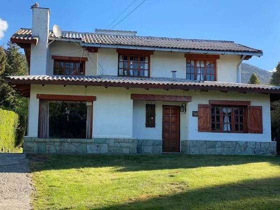 Confortable Casa 4 Dormitorios, Excelente Lote, A Pasos De Av. Bustillo, En La Mejor Zona Del Barrio Melipal - San Carlos De Bariloche