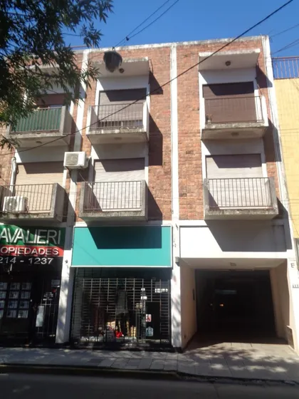 Venta De Departamento En Adrogue: 3 Ambientes Con Cochera.