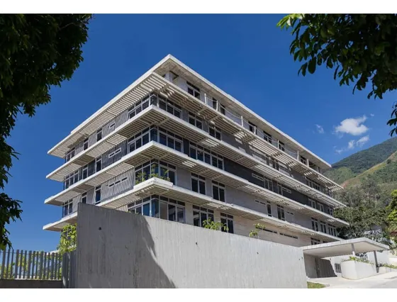 Apartamento En Altamira. Obra Limpia. Y.c