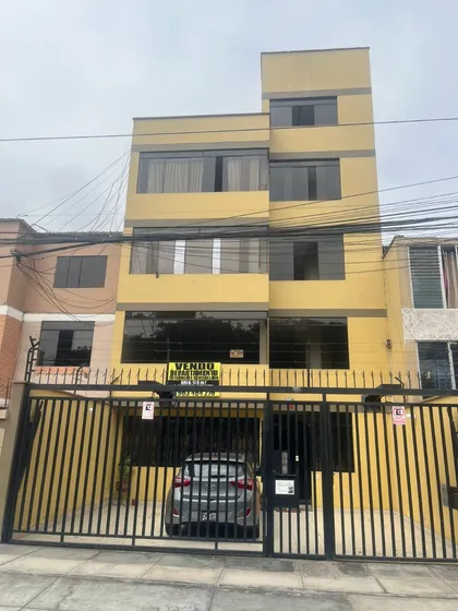 Departamento Flat De Propiedad Exclusiva Común Con Cochera, Ubicado Dentro De Un Edificio De 4 Pisos Más Azotea (un Dpto. Por Piso), Frente A Un Parque.