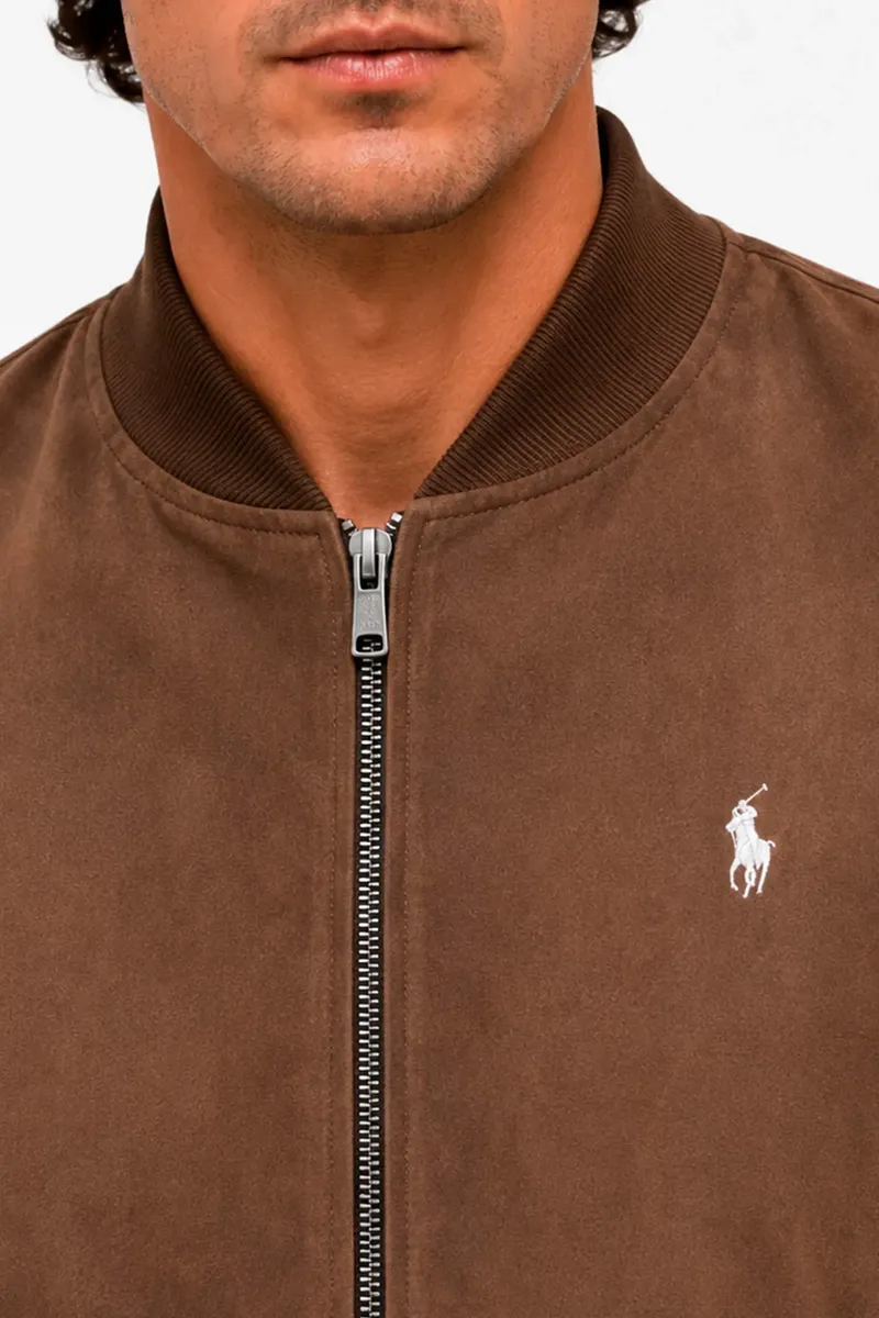 Detalhe aproximado da gola e zíper metálico da jaqueta Ralph Lauren