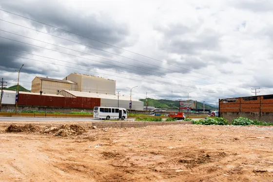 Terreno Comercial En La Autopista De Sur De Valencia, Frente A Cerámicas Carabobo, Diagonal A La Estación De Servicio El Prado (al)