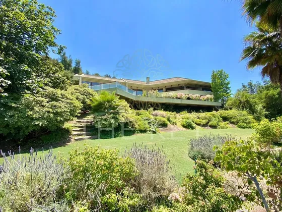 Casa En Venta En Vitacura De 14.200 M2 De Terreno