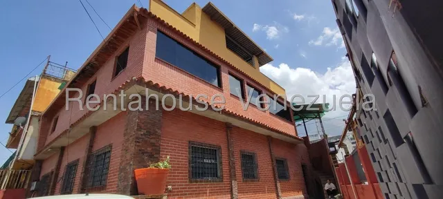 Hermosa Y Amplia Casa De Tres Niveles En Venta. Urb. Montecristo.