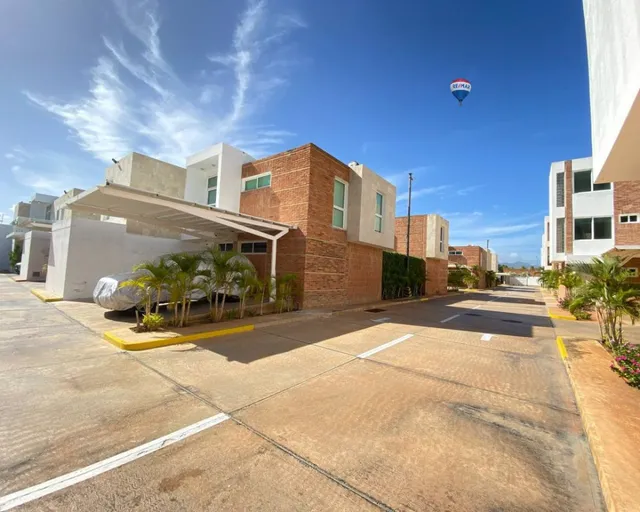 Town House, Majestic Village, En Los Robles, Calle Libertad, Con Zona Residencial, Con Zona Amplias Y Con Piscina