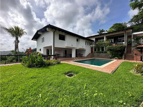 Se Vende Casa 2030m² 4h+2s/4b+s/4p Cerro Verde